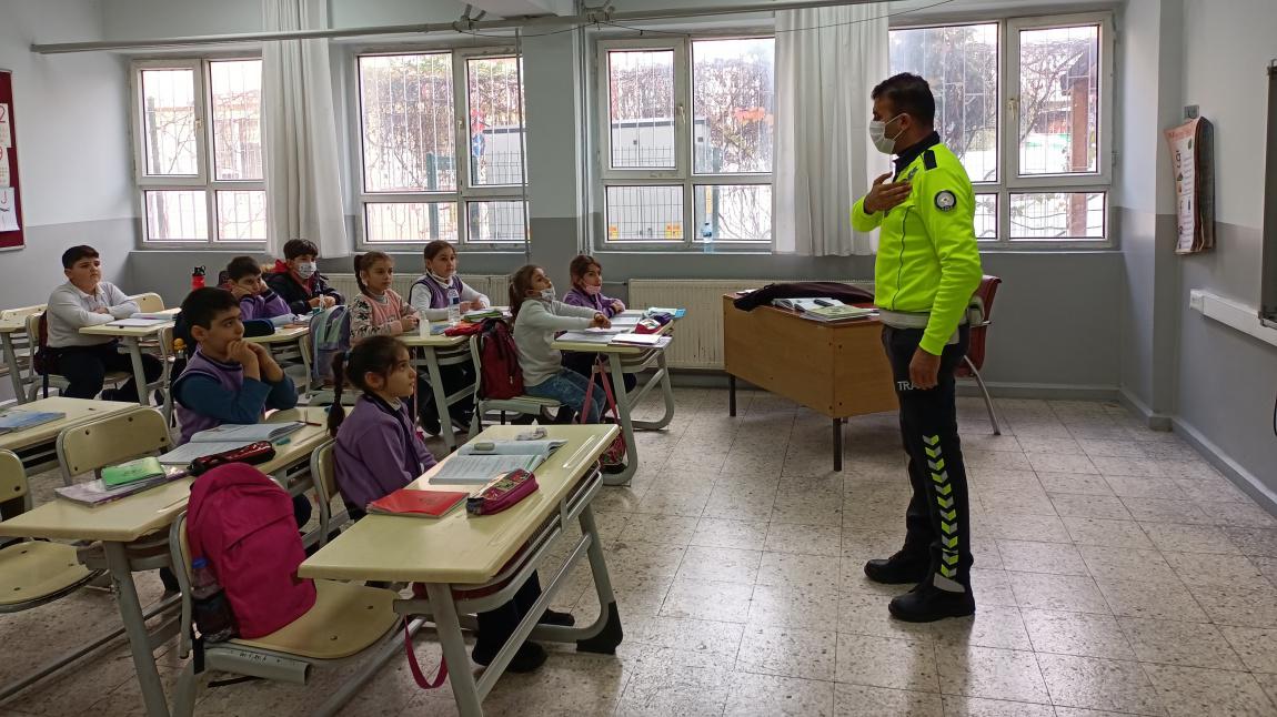 Polis memuru Yusuf CÜNEYDİOĞLU tarafından tüm öğrencilerimize yönelik trafik eğitimi verilmektedir.